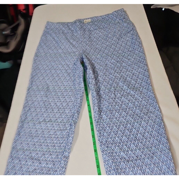 Yarn & Sea Blue White Geometric Patterned Capris Plus Size 16W - Picture 5 of 10